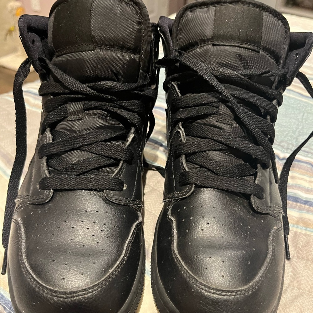 I’m selling air Jordan’s. The color is black. Size is 7 in men.